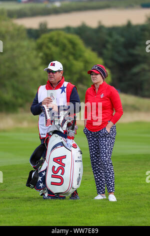 Gleneagles, Großbritannien. 13 Sep, 2019. ANNA NORDQVIST und Caroline Hedwall (Europa) spielte gegen ALLY McDONALD und ENGEL YIN (USA) über die PGA Centenary Course in Gleneagles in der Freitag Nachmittag "fourballs. Das Spiel beendet auf dem 13., wenn USA - McDonald und Yin - durch 7 und 5 gewonnen. Ally McDonald mit Ihrem Caddy über Ihren nächsten Schuss Credit: Findlay/Alamy leben Nachrichten Stockfoto