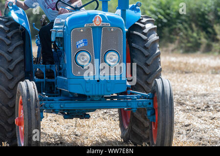 Haselbury Plucknet. Somerset. Vereinigtes Königreich. 18. August 2019. Ein restauriertes vintage Fordson Major an einem gestern Landwirtschaft Veranstaltung angetrieben wird Stockfoto