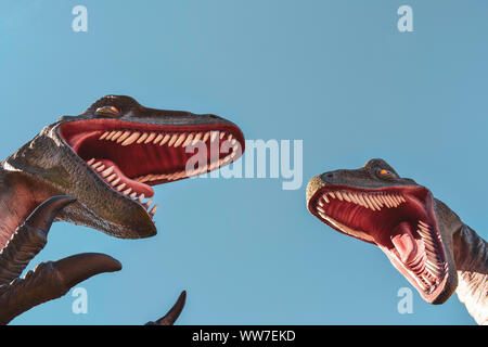 Nov. 2, 2015 - Niagara Falls, Ontario, Kanada: in der Nähe von Dinosaur Statuen an Dinosaurier Adventure Park Minigolf. Stockfoto