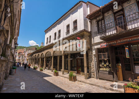 VELIKO Tarnovo, Bulgarien - 20. Juni 2019: eine touristische Straße mit Leuten im Zentrum von Veliko Tarnovo an einem sonnigen Tag Stockfoto