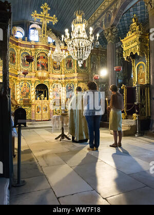 PLOVDIV, Bulgarien - 23. Juni 2019: Messe in der Kirche der Heiligen Konstantin und Helena in Plovdiv (Bulgarien) mit zwei Gläubigen und Priester Stockfoto