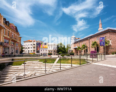 Plovdiv, Bulgarien - 23. Juni 2019: Überreste der antiken römischen Stadion im Zentrum von Plovdiv und Hintergrund Moschee Stockfoto