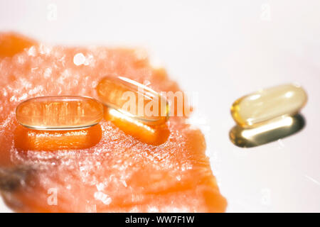 Nützliche Fischöl Kapseln. Close-up Lachsfilet und Pillen Layout. Stockfoto