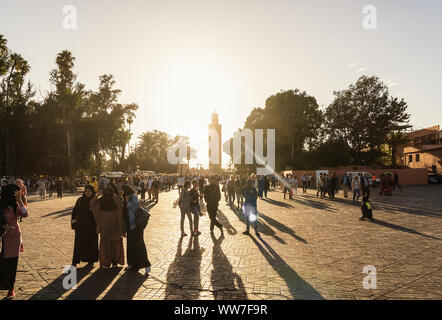 Marokko, Marrakesch, Square, Blick auf die Koutoubia Moschee, Street Scene, Menschen Stockfoto