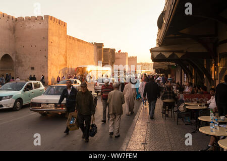 Marokko, königliche Stadt Meknes, Bab El Mansour, Stadtmauer, abends Straße Szene Stockfoto