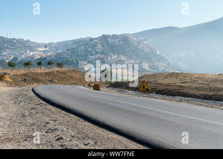 Marokko, Land straße mit Baustelle, Panoramablick auf Moulay Idriss Stockfoto