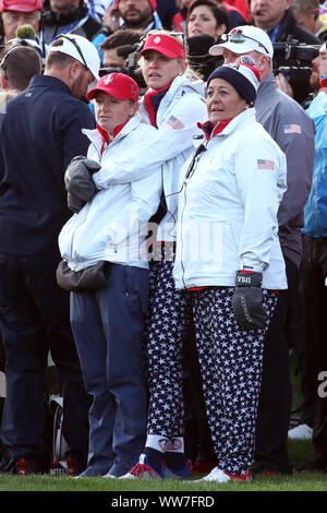 Das Team USA Stacy Lewis (links) und das US-Team Assistant captain Nancy Lopez (rechts) mit Jessica Korda (Mitte) während der FOURBALL am Tag einer der Solheim Cup 2019 in Gleneagles Golf Club, Auchterarder. Stockfoto