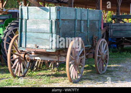Alte antike vintage Holz Wagen mit retro Räder Stockfoto