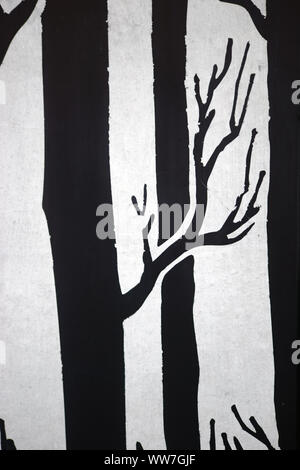 Die gezeichneten Formen und Umrisse der Bäume und Äste auf Beton, Stockfoto