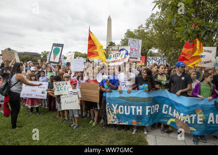 Washington DC, USA. 13. Sep 2019. Die Studierenden nehmen Teil an der Schule Streik für Klima Reform auf die Ellipse in der Nähe des Weißen Hauses in Washington, D.C., am Freitag, den 13. September, 2019. Foto von Tasos Katopodis/UPI Quelle: UPI/Alamy leben Nachrichten Stockfoto