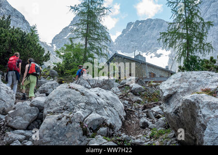 Deutschland, Bayern, Berchtesgadener Land, Ramsau, Wanderer kommen auf der BlaueishÃ¼tte Stockfoto