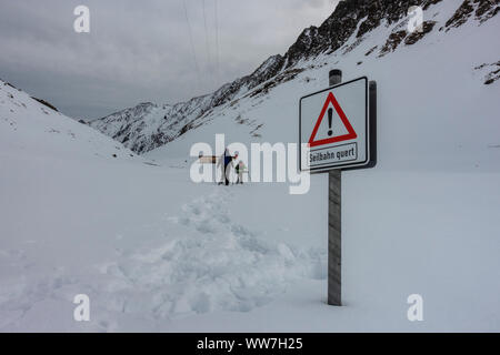 Österreich, Tirol, St. Sigmund im Sellrain, Schneeschuhwanderer Kreuzung unter der Seilbahn des Pforzheimer HÃ¼tte Stockfoto