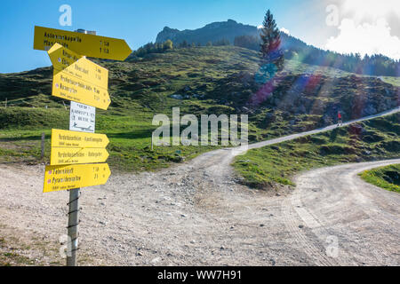 Österreich, Tirol, Kufstein, Kaisergebirge, Wanderer, der aus dem VorderkaiserfeldenhÃ¼tte Stockfoto