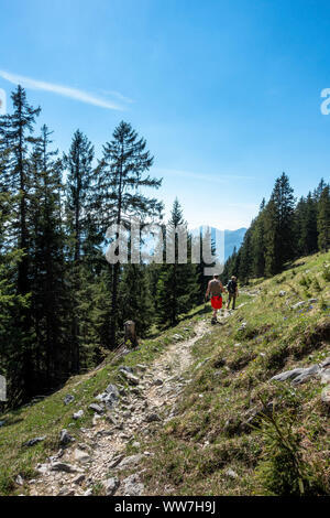 Österreich, Tirol, Kufstein, Kaisergebirge, zwei Wanderer auf einem Höhenweg im Kaisergebirge Stockfoto