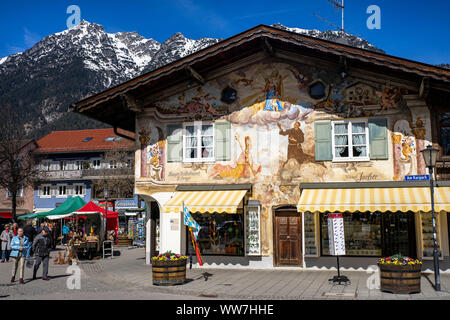 Deutschland, Bayern, Garmisch-Partenkirchen, 'LÃ¼ftlmalerei' (traditionelle Wandbild) im Zentrum von Garmisch-Partenkirchen. Stockfoto