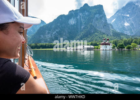 Deutschland, Bayern, Berchtesgadener Land, Berchtesgaden, Frau suchen aus dem Boot am Kloster St. Bartholomäus am KÃ¶nigssee Stockfoto