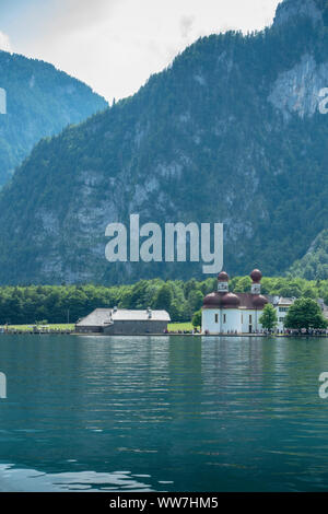 Deutschland, Bayern, Berchtesgadener Land, Berchtesgaden, Blick auf das Kloster von St. Bartholomäus während der Bootsfahrt auf dem Königssee Stockfoto