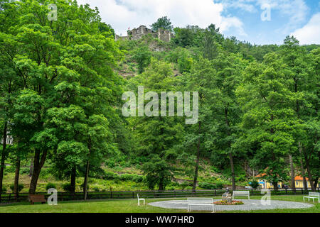 Deutschland, Bayern, Fichtelgebirge, Bad Berneck, Blick vom Kurpark von Bad Berneck auf die Burg Ruine Hohenberneck Stockfoto