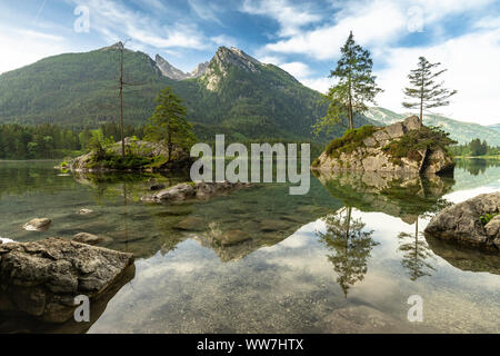 Deutschland, Bayern, Berchtesgadener Land, Ramsau, Blick auf den idyllischen Hintersee und den Hochkalter Berge Stockfoto