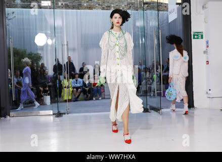 Modelle auf dem Laufsteg Mode Osten während der Yuhan Wang Frühjahr/Sommer 2020 London Fashion Week Show im NikeLAb 1948 in Shoreditch, London. Stockfoto