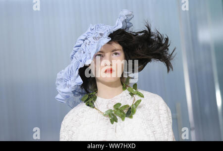 Modelle auf dem Laufsteg Mode Osten während der Yuhan Wang Frühjahr/Sommer 2020 London Fashion Week Show im NikeLAb 1948 in Shoreditch, London. Stockfoto