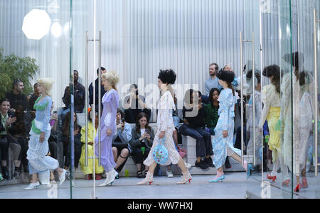 Modelle auf dem Laufsteg Mode Osten während der Yuhan Wang Frühjahr/Sommer 2020 London Fashion Week Show im NikeLAb 1948 in Shoreditch, London. Stockfoto