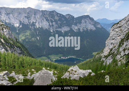 Deutschland, Bayern, Berchtesgadener Land, Ramsau, Blick von der Terrasse des BlaueishÃ¼tte zum Hintersee. Stockfoto