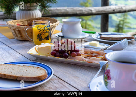 Deutschland, Bayern, Berchtesgadener Land, Ramsau, Frühstück auf der Schöbel¤rtenalm in der hochkalter Berge Stockfoto