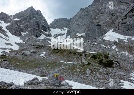 Deutschland, Bayern, Berchtesgadener Region, Ramsau, Wanderer auf dem Aufstieg auf den blau-Eis Gletscher Stockfoto