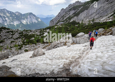 Deutschland, Bayern, Berchtesgadener Land, Ramsau, Wanderer Kreuzung ein schneefeld auf dem Abstieg zur BlaueishÃ¼tte Stockfoto