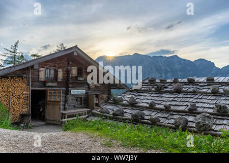 Deutschland, Bayern, Berchtesgadener Land, Ramsau, Sonnenuntergang am Schloss¤rtenalm in der hochkalter Berge Stockfoto