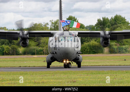 Italienische Luftwaffe Leonardo C 27 J Spartan militärische Fracht Flugzeuge begrüßt die Menge nach seiner Anzeige an die RIAT Stockfoto