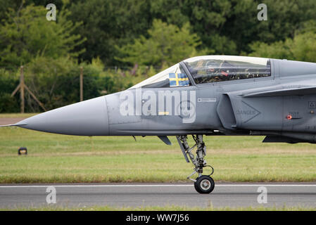 Major Peter Fallén von F7 Flügel der schwedischen Luftwaffe Wellen an, zu den Volksmengen aus dem Cockpit seiner Saab JAS 39C Gripen Multirole Fighter Jet der RIAT Stockfoto