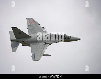 Dieses T-346 ein Leonardo/Alenia Airmacchi militärischen Jet Trainer ist die italienische Luftwaffe Version der M-346 Ausbildung Flugzeuge. Hier zu sehen bei der RIAT Stockfoto