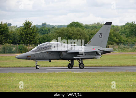 Dieses T-346 ein Leonardo/Alenia Airmacchi militärischen Jet Trainer ist die italienische Luftwaffe Version der M-346 Ausbildung Flugzeuge. Hier zu sehen bei der RIAT Stockfoto