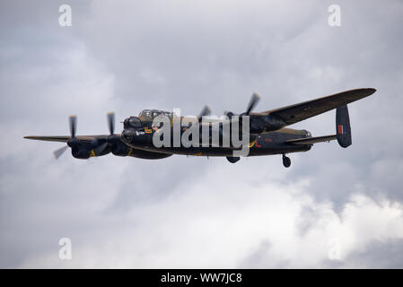Britische Weltkrieg zwei schwere Bomber des Typs Avro Lancaster PA 474 der Schlacht um England Memorial Flight Displays an der Royal International Air Tattoo. Stockfoto