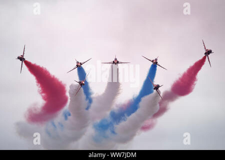 Die britische Royal Air Force Red Arrows Aerobatic Display Team führen ihre Vixen Pause Manöver an der Royal International Air Tattoo Stockfoto