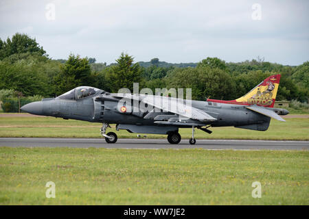 Spanische Marine Harrier Kampfflugzeug VA 1 B-24 Taxis entlang der Start- und Landebahn am RAF Fairford in Gloucestershire bei der RIAT Stockfoto