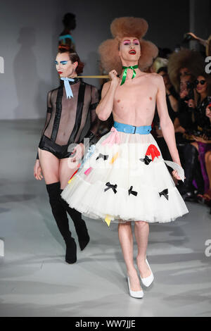 London, Großbritannien. 13. September 2019. Modelle präsentiert einen Blick von Pam Hogg während Fashion Scout SS 20, ein Weg vom Zeitplan der Victoria House in Bloomsbury Square, am Eröffnungstag der London Fashion Week. Credit: Stephen Chung/Alamy leben Nachrichten Stockfoto