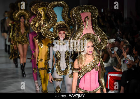 London, Großbritannien. 13. September 2019. Modelle präsentieren einen Blick von Pam Hogg während Fashion Scout SS 20, ein Weg vom Zeitplan der Victoria House in Bloomsbury Square, am Eröffnungstag der London Fashion Week. Credit: Stephen Chung/Alamy leben Nachrichten Stockfoto