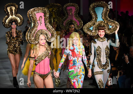 London, Großbritannien. 13. September 2019. Pam Hogg (C) und Modelle am Ende ihrer Show bei der Fashion Scout SS 20, ein Weg vom Zeitplan der Victoria House in Bloomsbury Square, am Eröffnungstag der London Fashion Week. Credit: Stephen Chung/Alamy leben Nachrichten Stockfoto