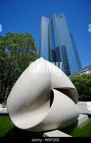 Deutschland, Hessen, Frankfurt/Main, Deutsche Bank Tower, davor Kunstwerk 'Kontinuität', 1986, von Max Bill (1908-1994) aus sardischem Granit Stockfoto