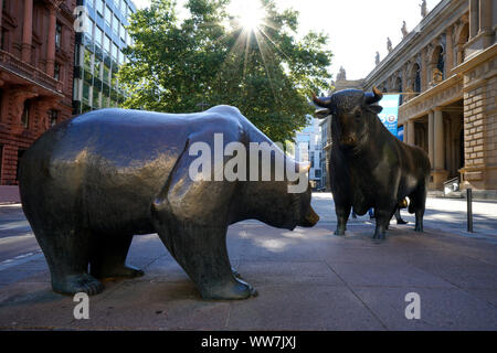 Deutschland, Hessen, Frankfurt am Main, Bulle und Bär Skulpturen vor der Frankfurter Börse Stockfoto