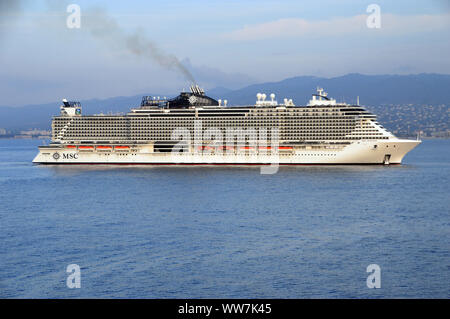 Der große luxuriöse Kreuzfahrtschiff MSC eaview' in der Bucht vor dem Hafen von Cannes, Cote d'Azur, Frankreich, EU. Stockfoto