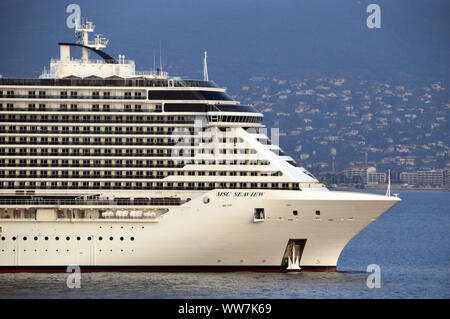 Der große luxuriöse Kreuzfahrtschiff MSC eaview' in der Bucht vor dem Hafen von Cannes, Cote d'Azur, Frankreich, EU. Stockfoto