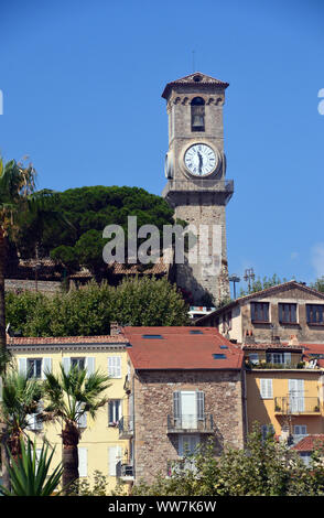Die Uhr/Glockenturm der Kirche der Muttergottes von Esperance (Notre Dame d'Esperance) auf dem Berg Chevalier in Cannes, Côte d'Azur, Frankreich, EU. Stockfoto