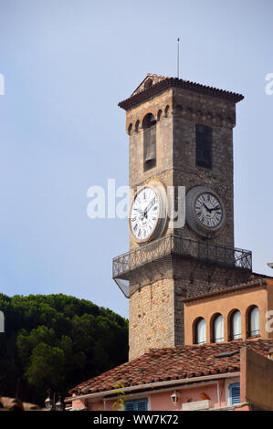 Die Uhr/Glockenturm der Kirche der Muttergottes von Esperance (Notre Dame d'Esperance) auf dem Berg Chevalier in Cannes, Côte d'Azur, Frankreich, EU. Stockfoto