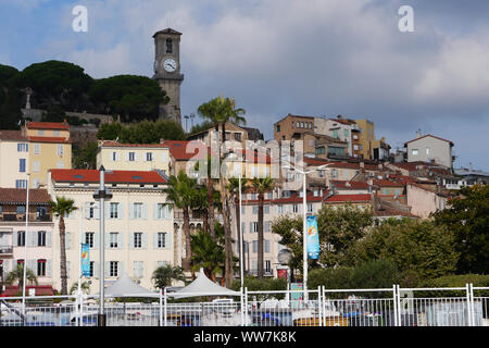 Die Uhr/Glockenturm der Kirche der Muttergottes von Esperance (Notre Dame d'Esperance) auf dem Berg Chevalier in Cannes, Côte d'Azur, Frankreich, EU. Stockfoto