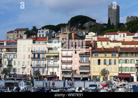 Die Castre Museum Turm in der Altstadt von Cannes mit Blick auf den Hafen, Cote d'Azur, Frankreich, EU. Stockfoto