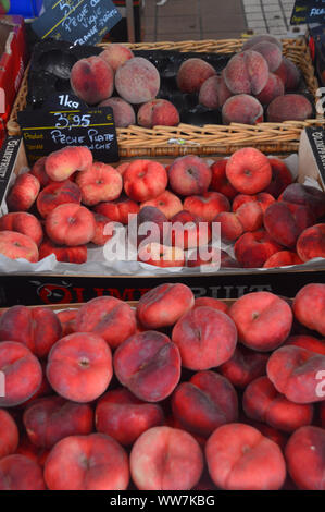 Frische Flachbild Pfirsiche (Donut Pfirsich/Saturn Pfirsich) auf dem provinzmarkt von überdachten Markt, Cannes, Frankreich, EU Stockfoto